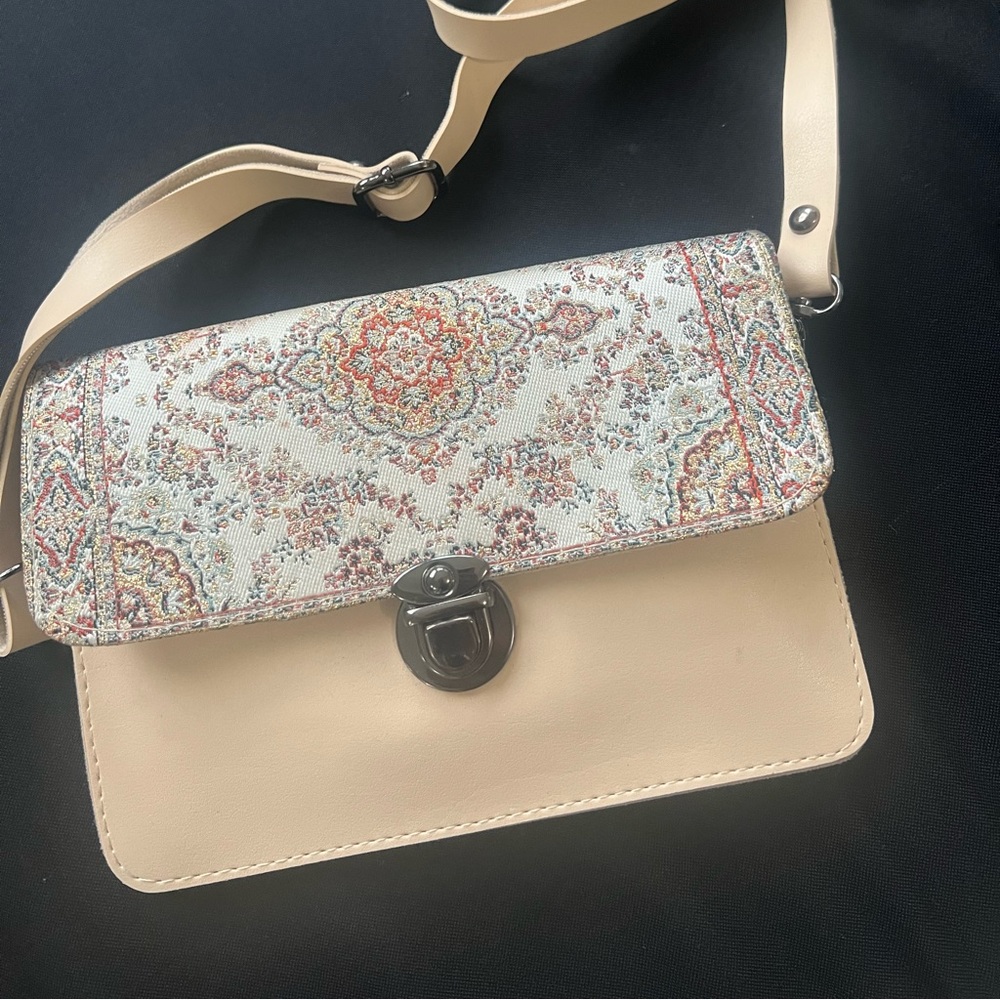 Beautiful elegant shoulder bag with removable cross body strap